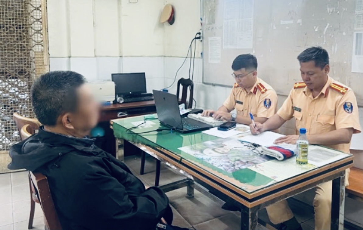 Vi phạm nồng độ cồn, người đàn ông khai tên giả, giằng co với CSGT- Ảnh 1.