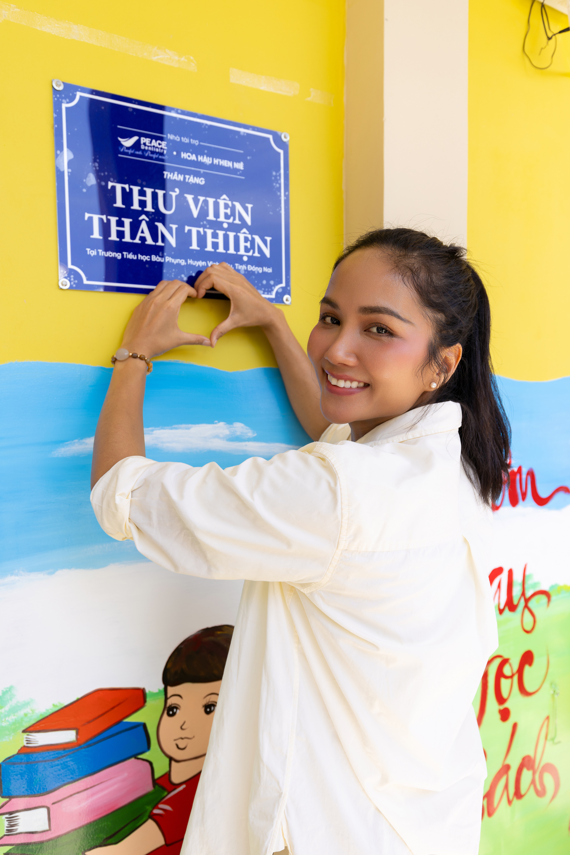 H’Hen Niê khánh thành thư viện thân thiện thứ 12 sau khi kết hôn- Ảnh 1. H’Hen Niê khánh thành thư viện thân thiện thứ 12 sau khi kết hôn- Ảnh 1.