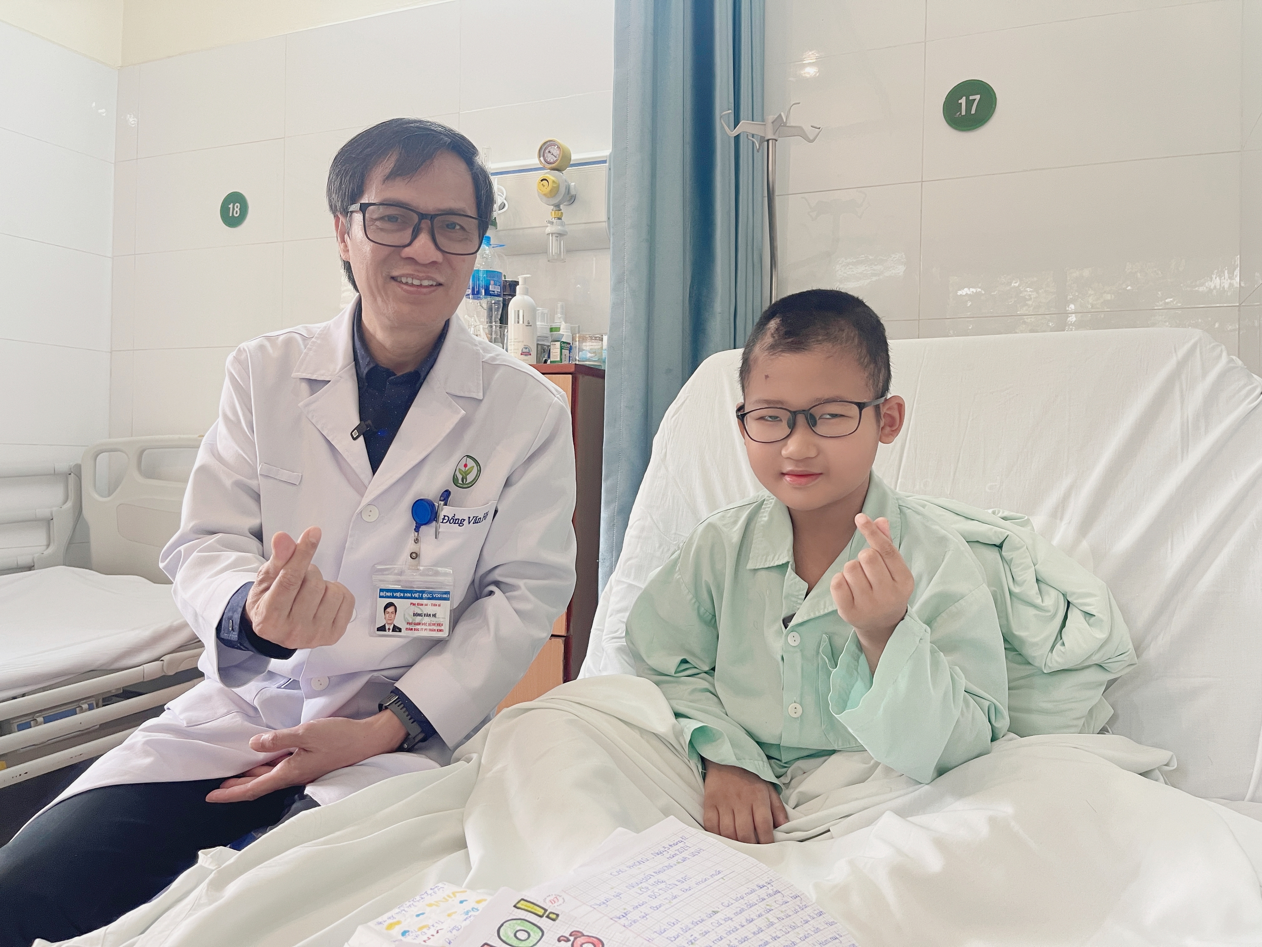 6 giờ cân não loại bỏ khối u tuyến tùng nguy hiểm cho bệnh nhi 9 tuổi- Ảnh 1. 6 giờ cân não loại bỏ khối u tuyến tùng nguy hiểm cho bệnh nhi 9 tuổi- Ảnh 1.