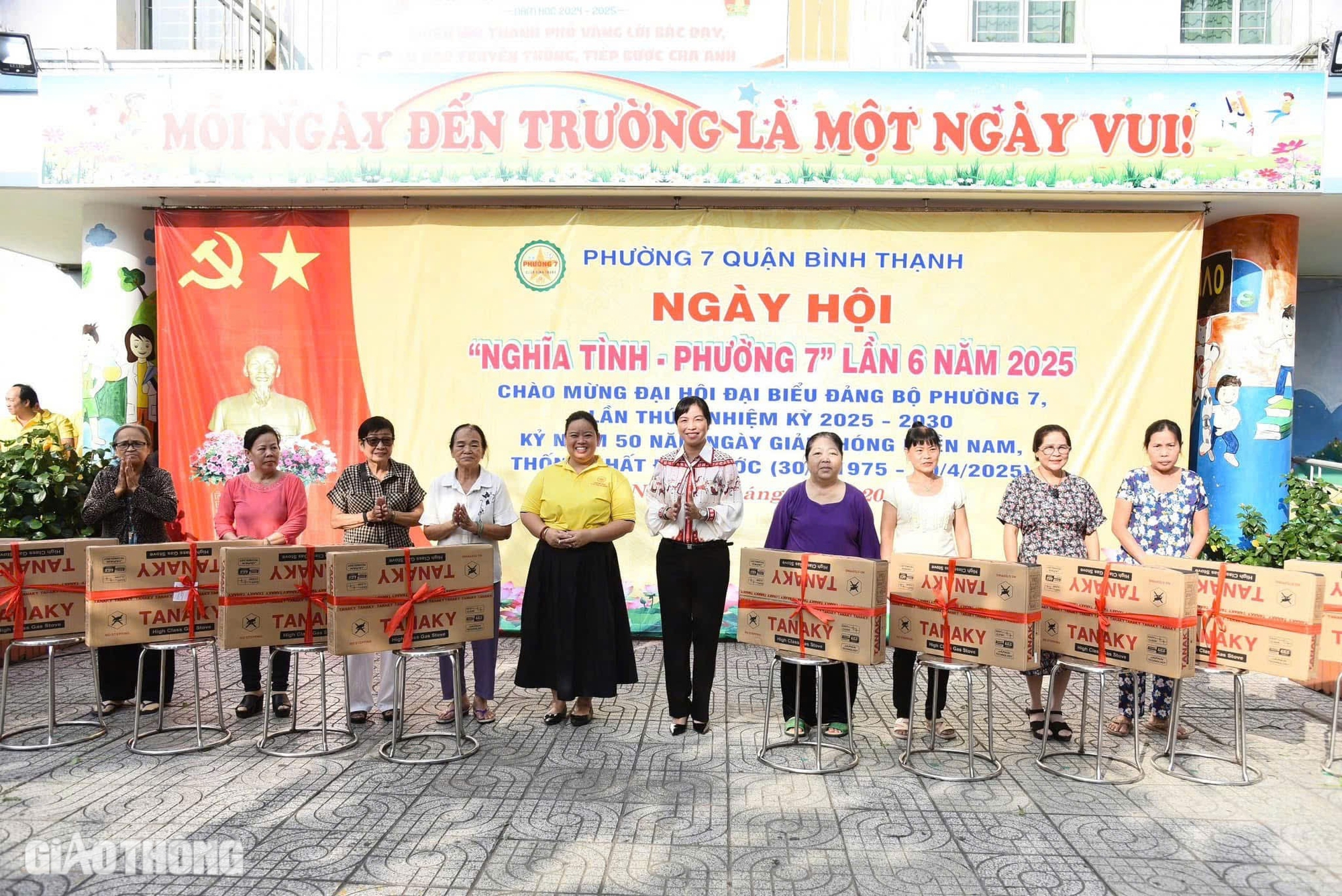 TP.HCM: Người dân phấn khởi trải nghiệm dịch vụ 0 đồng tại ngày hội nghĩa tình- Ảnh 1. TP.HCM: Người dân phấn khởi trải nghiệm dịch vụ 0 đồng tại ngày hội nghĩa tình- Ảnh 1.