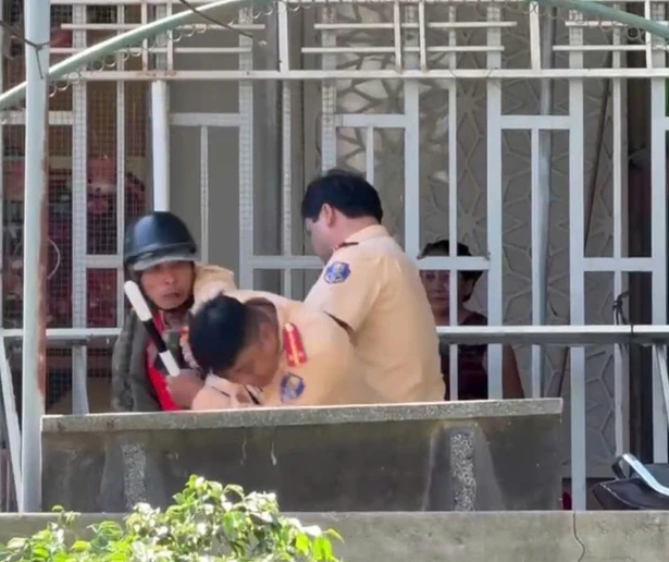 Không chấp hành kiểm tra nồng độ cồn, người đàn ông đánh cả CSGT- Ảnh 1.