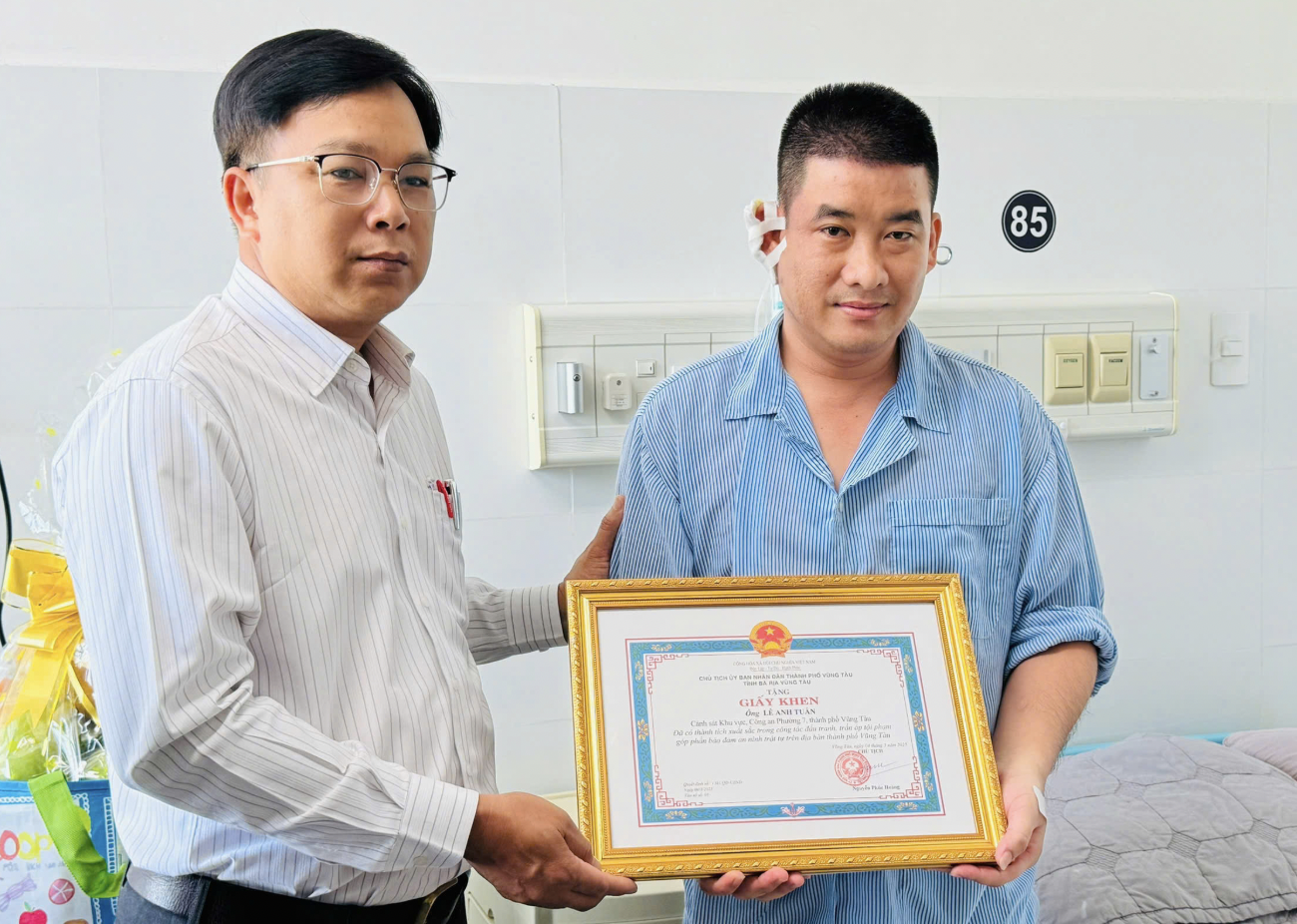 Tặng giấy khen cán bộ công an bị bỏng khi khống chế đối tượng nghiện ma túy- Ảnh 1. Tặng giấy khen cán bộ công an bị bỏng khi khống chế đối tượng nghiện ma túy- Ảnh 1.