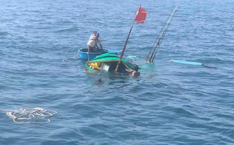 Tàu cá chìm ở vùng biển Lý Sơn, 3 ngư dân may mắn thoát nạn- Ảnh 1.