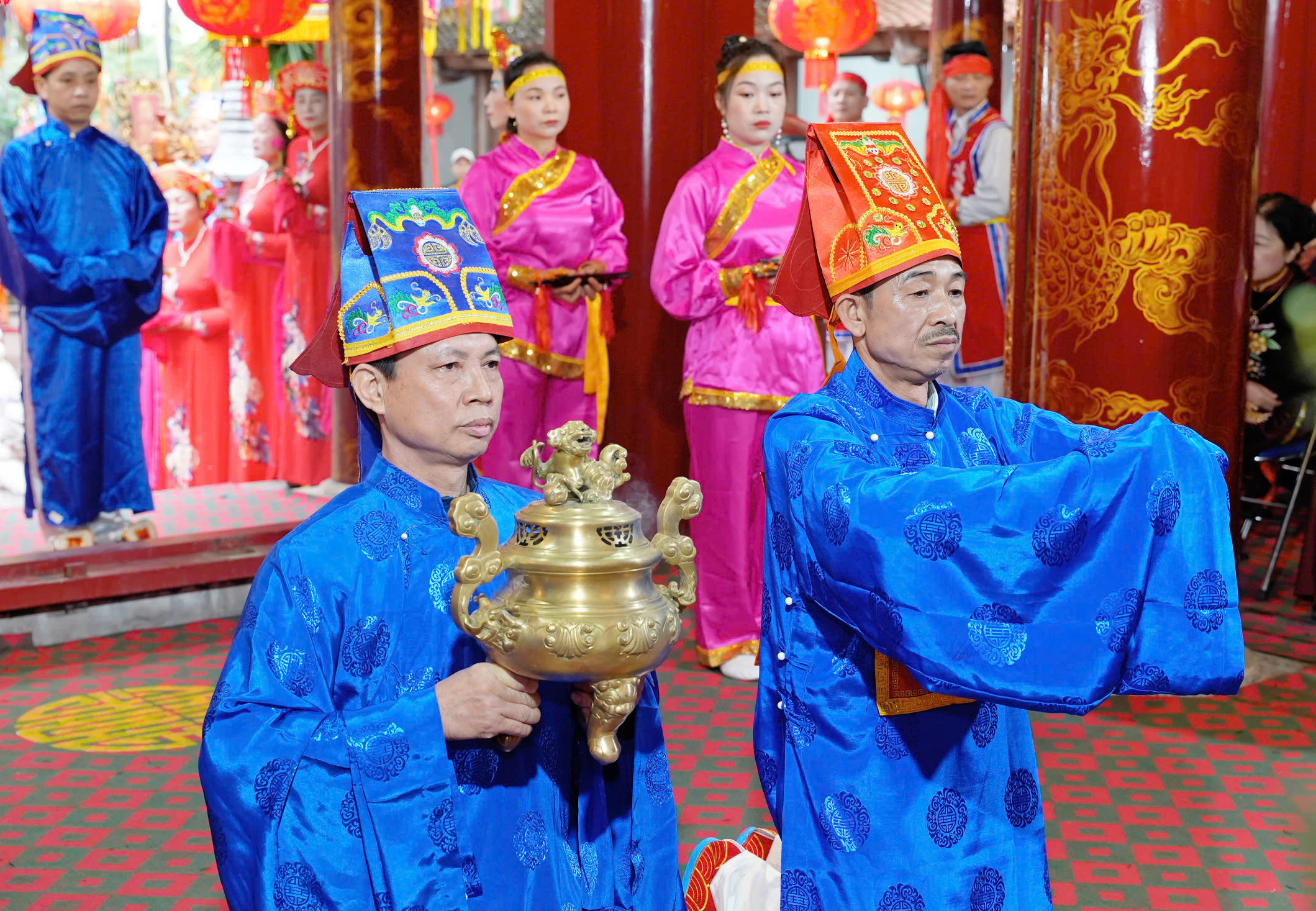 Người dân nô nức tham gia hội làng Đống Ba- Ảnh 1. Người dân nô nức tham gia hội làng Đống Ba- Ảnh 1.