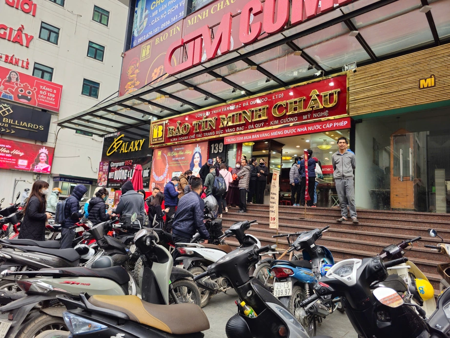Giá vàng lập đỉnh mới, người dân xếp hàng từ sớm chờ giao dịch- Ảnh 1.