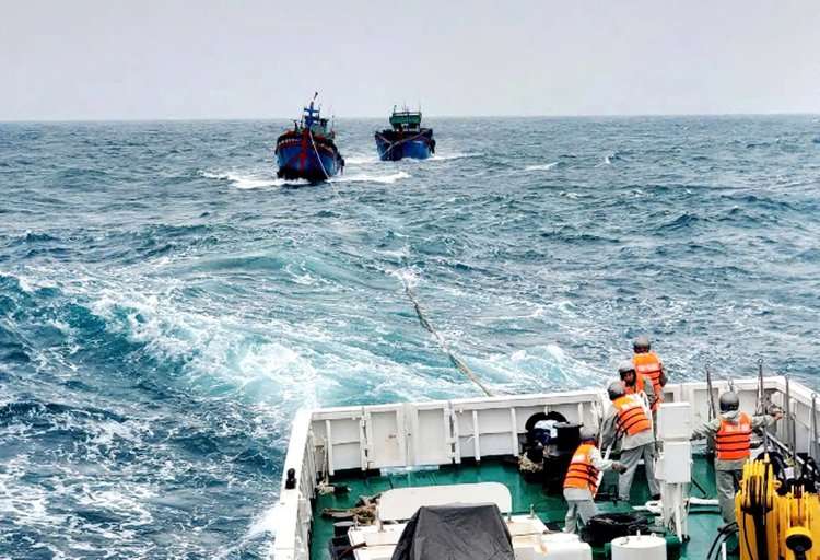 Tàu của Vùng 3 Hải quân kịp thời cứu kéo 2 tàu cá cùng ngư dân gặp nạn trên biển