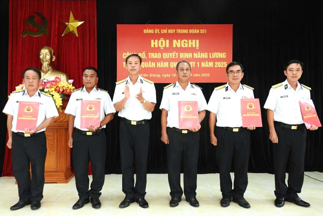 Trung đoàn 551 và Lữ đoàn 127 trao quyết định nâng lương, thăng quân hàm quân nhân chuyên nghiệp 1 Trung đoàn 551 và Lữ đoàn 127 trao quyết định nâng lương, thăng quân hàm quân nhân chuyên nghiệp
