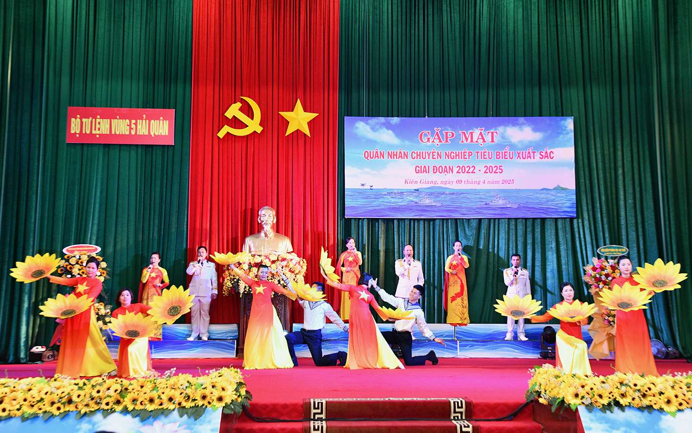 Bộ Tư lệnh Vùng 5 Hải quân gặp mặt quân nhân chuyên nghiệp tiêu biểu xuất sắc