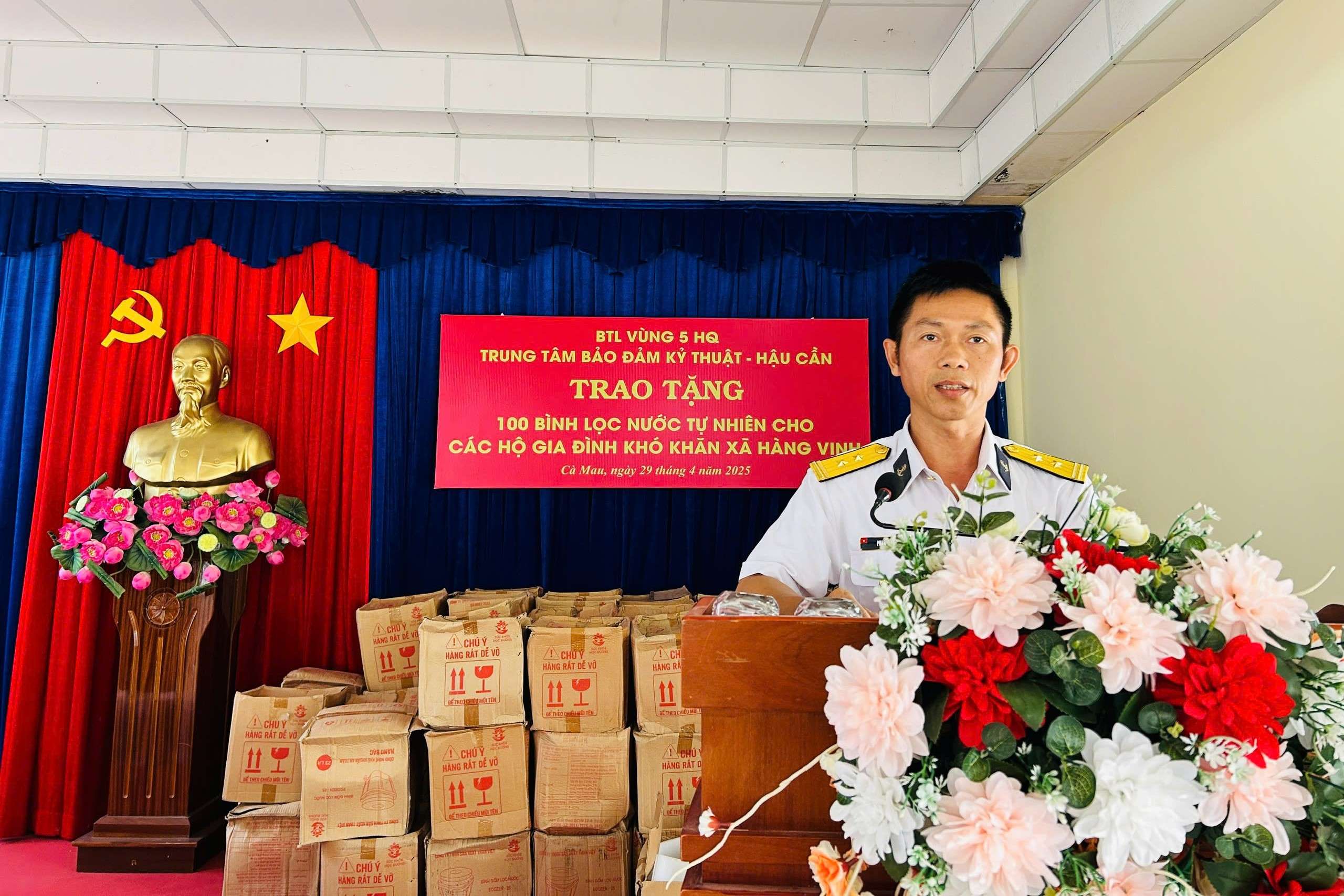Trung tâm Bảo đảm Kỹ thuật – Hậu cần trao tặng bình lọc nước cho nhân dân 1 Trung tâm Bảo đảm Kỹ thuật – Hậu cần trao tặng bình lọc nước cho nhân dân
