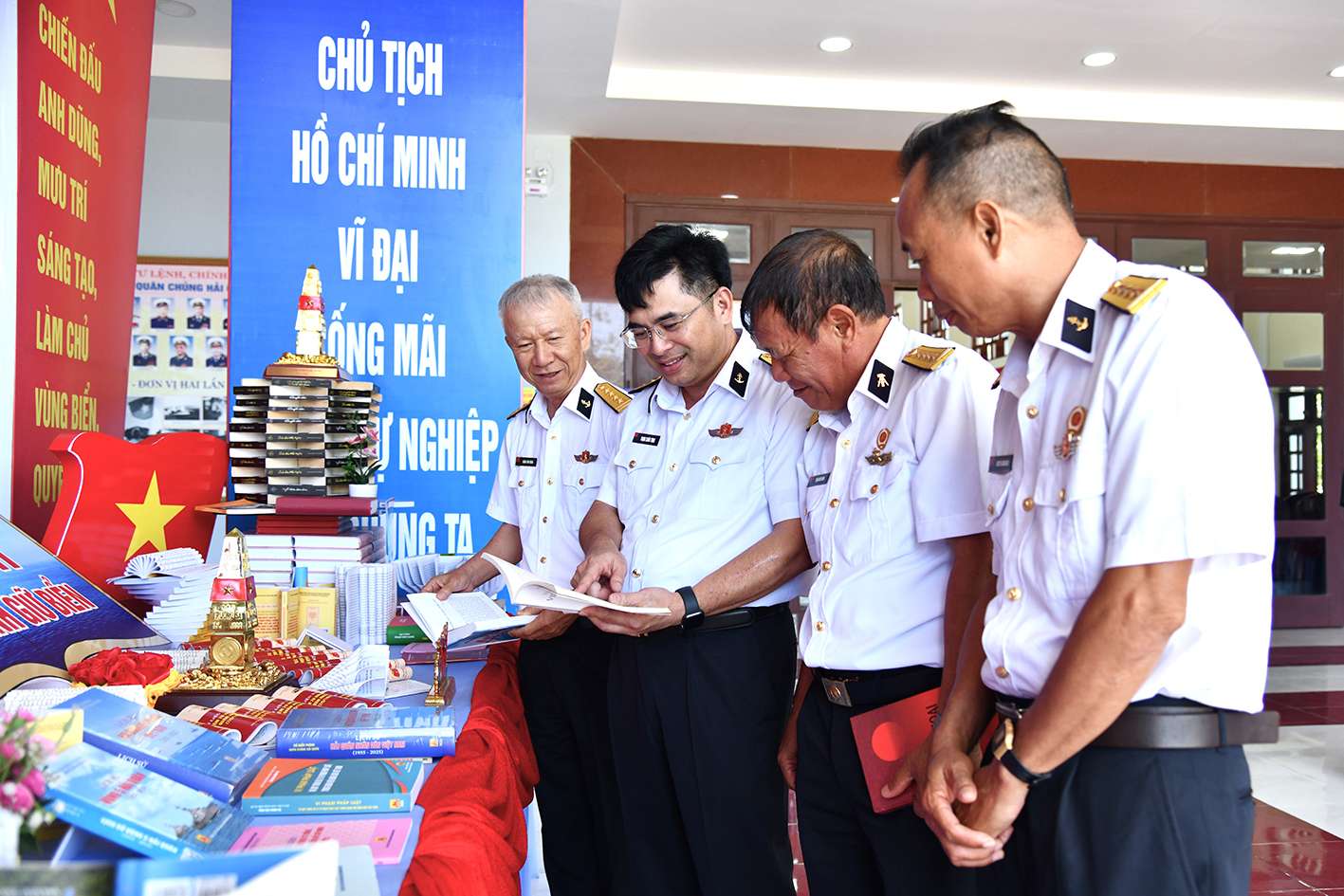 CÙNG SÁCH BƯỚC VÀO KỶ NGUYÊN VƯƠN MÌNH CỦA DÂN TỘC 3 CÙNG SÁCH BƯỚC VÀO KỶ NGUYÊN VƯƠN MÌNH CỦA DÂN TỘC