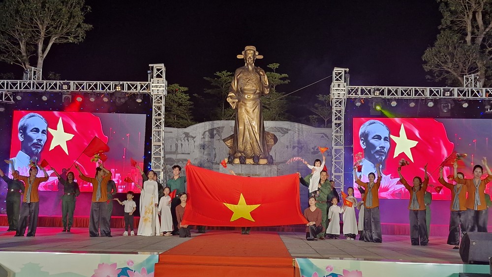 20250422200202_lylq Thạch Thất tổ chức chương trình nghệ thuật “Áo dài Việt Nam - Hào khí non sông” - ảnh 1