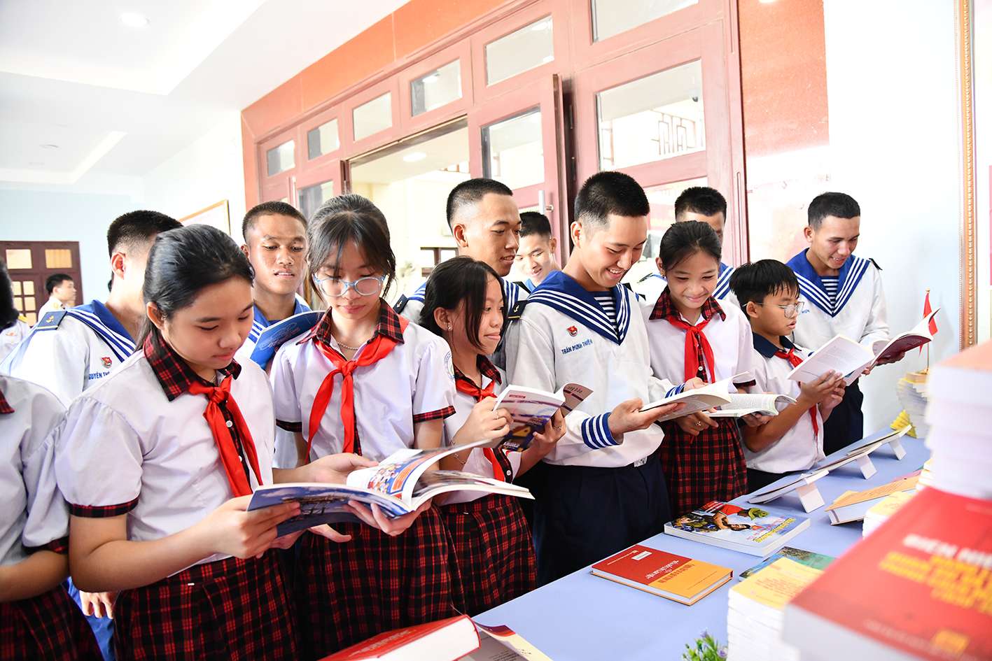 CÙNG SÁCH BƯỚC VÀO KỶ NGUYÊN VƯƠN MÌNH CỦA DÂN TỘC