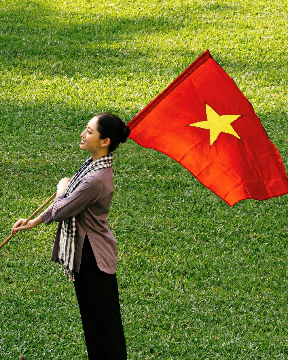 and07651_copy_ybzl Hoa hậu Lương Thùy Linh tái hiện hình ảnh phụ nữ kiên cường qua tà áo bà ba Nam bộ - ảnh 1