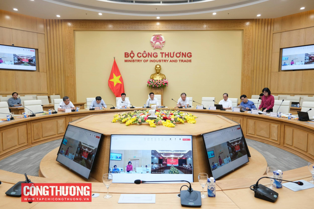 bo-truong-nguyen-hong-dien-va-doan-cong-tac-cua-chinh-phu-lam-viec-voi-tinh-son-la_680c3df33d3be Bộ trưởng Bộ Công Thương Nguyễn Hồng Diên đã chủ trì buổi làm việc trực tuyến của Đoàn công tác của Chính phủ với lãnh đạo tỉnh Sơn La