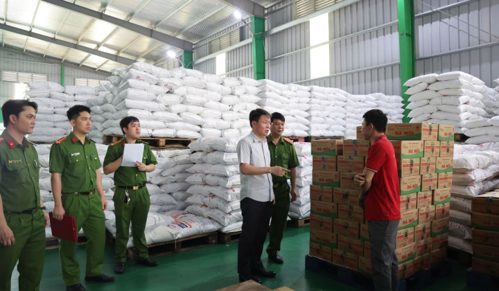 Phú Thọ: Tạm giữ hàng trăm tấn bột nêm, mì chính, dầu ăn, bột canh giả