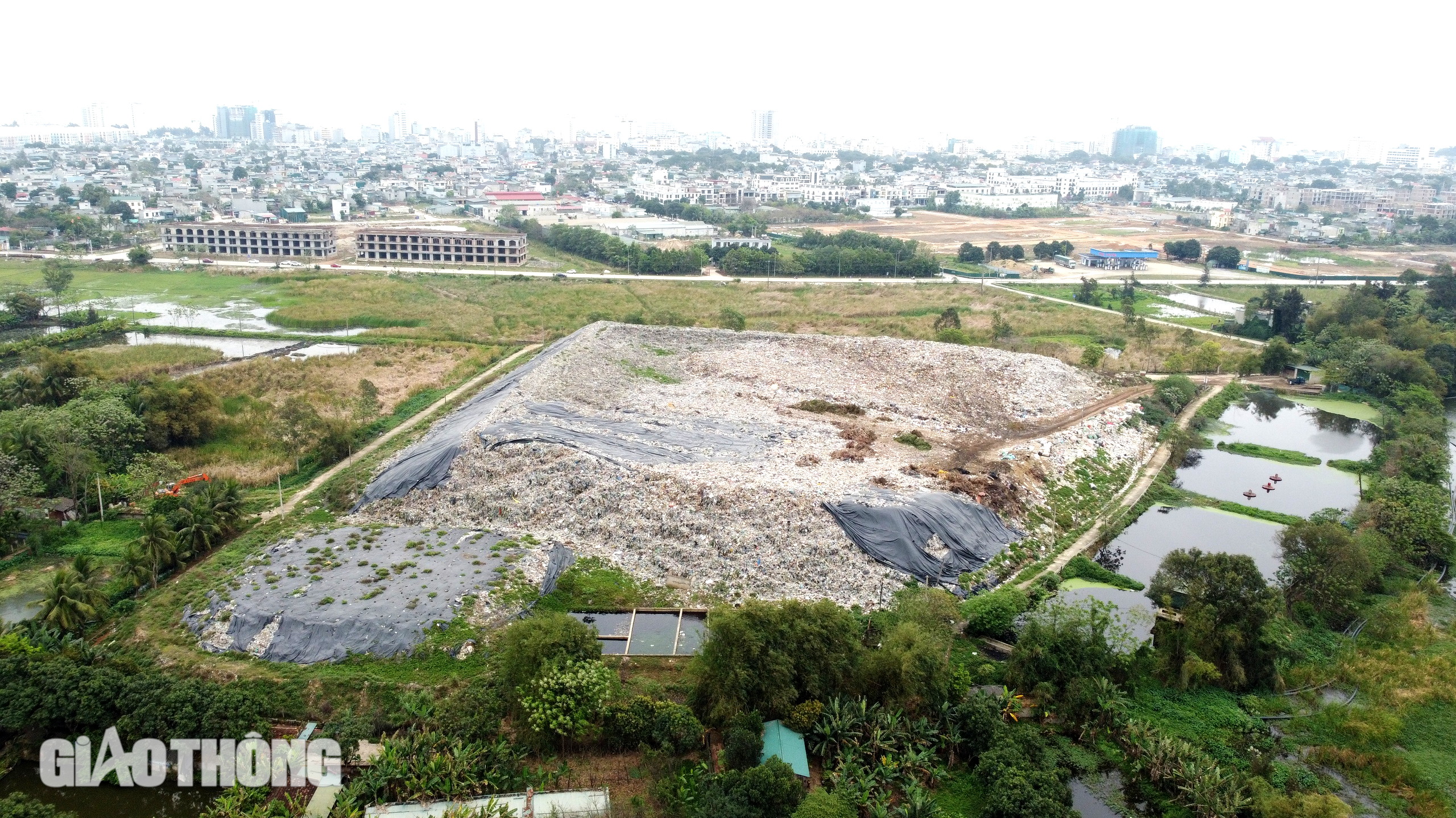 Bao giờ bãi rác khổng lồ ở thành phố biển Sầm Sơn mới được di dời?- Ảnh 1. Bao giờ bãi rác khổng lồ ở thành phố biển Sầm Sơn mới được di dời?- Ảnh 1.