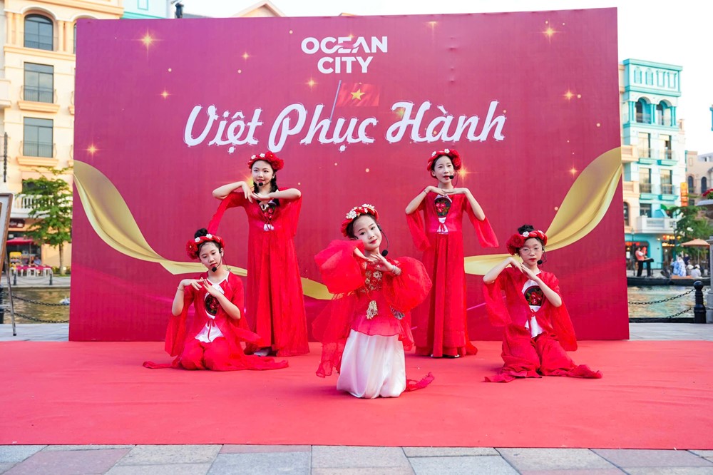 Nhóm nhạc thiếu nhi Taling tỏa sáng trong lễ hội Việt Phục Hành  - ảnh 1