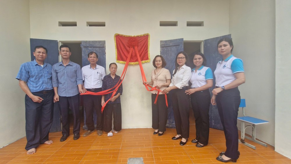 mai_6_seui Hội LHPN Hà Nội trao kinh phí hỗ trợ xây sửa “Mái ấm tình thương“ - ảnh 1