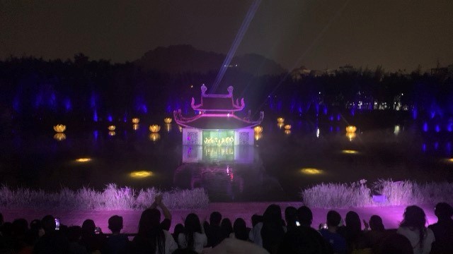 Về hội chùa Thầy, thưởng thức show diễn múa rối nghệ thuật Cội nguồn - ảnh 1