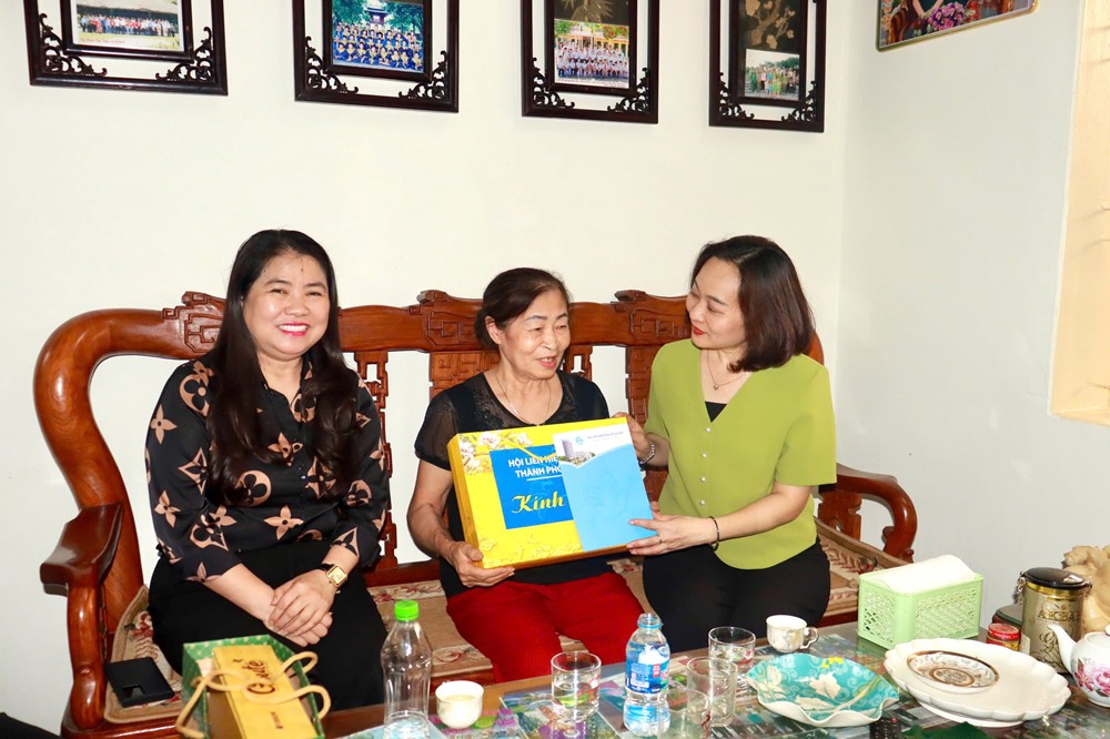 tang_qua_3_dzbj Thăm hỏi, tặng quà cán bộ Hội phụ nữ là cựu thanh niên xung phong, vợ thương binh nặng - ảnh 1