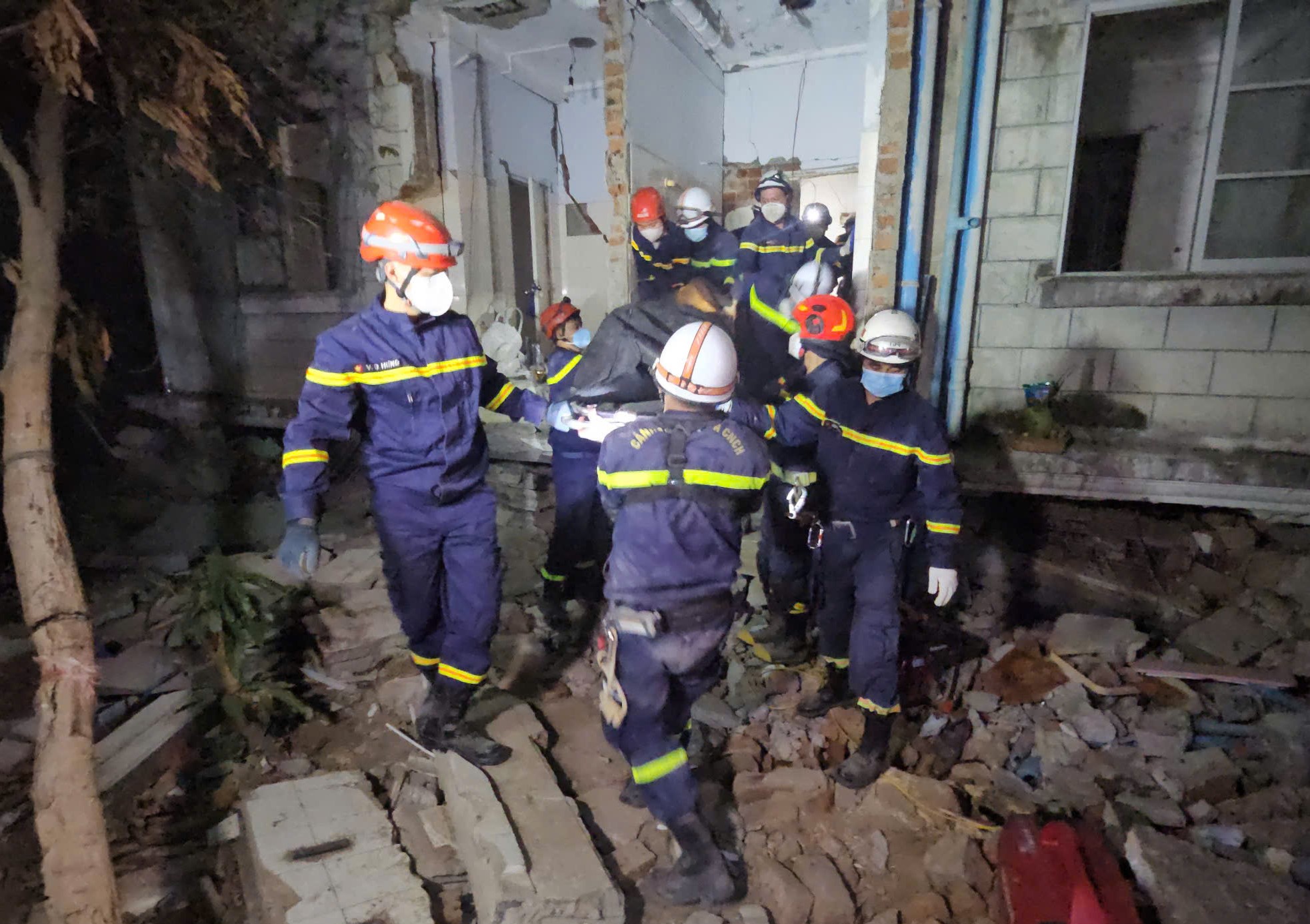 Thi thể bé trai Myanmar được lực lượng cứu hộ Việt Nam đưa ra khỏi đống đổ nát- Ảnh 1.