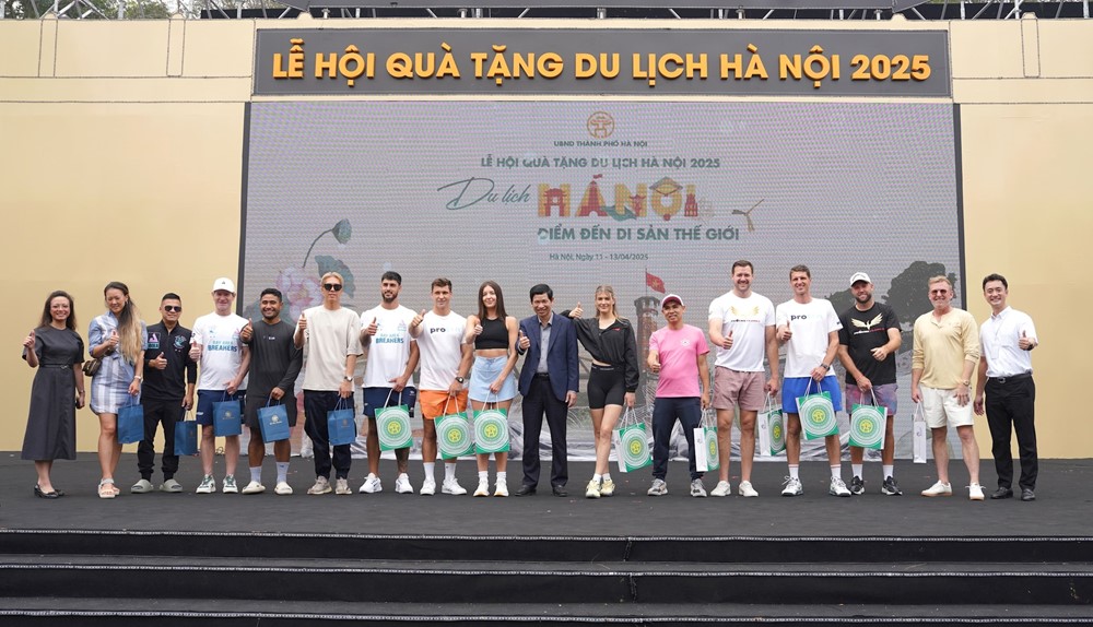 vhx02498_xkvh VĐV Pickleball Top 1 thế giới đến Lễ hội Quà tặng du lịch Hà Nội 2025 - ảnh 1