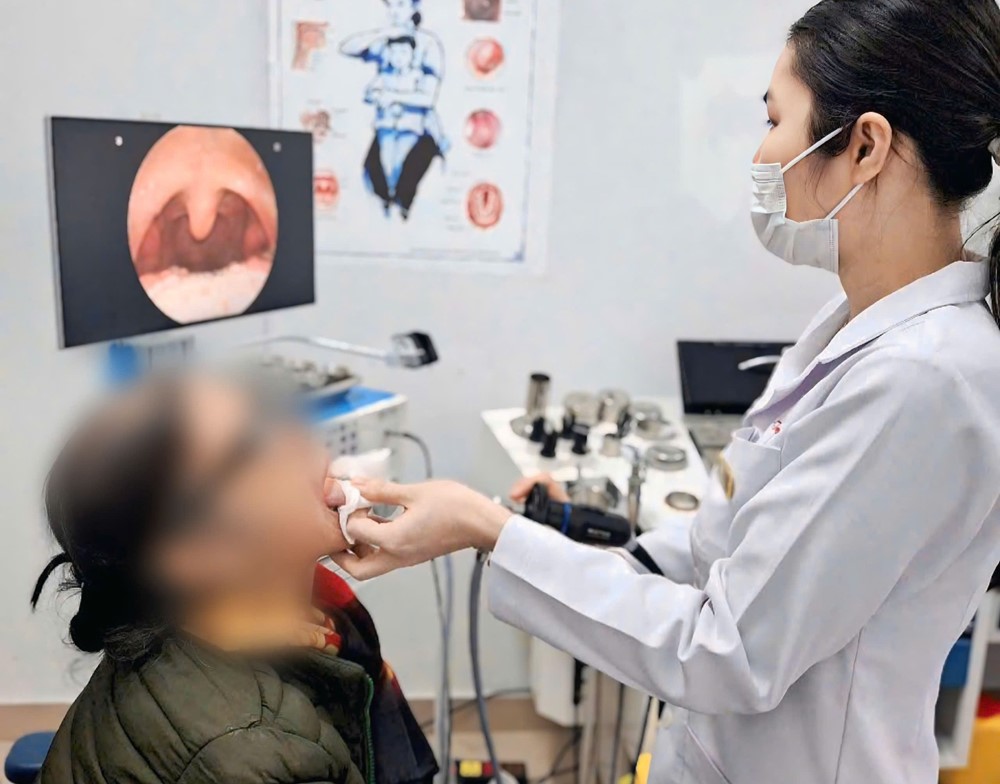 z6493902154262255cf48d4ccd768bc82713c555211bc5_ulsf Ho kéo dài không rõ nguyên nhân, cụ bà phát hiện sợi dây kim loại mắc trong amidan - ảnh 1