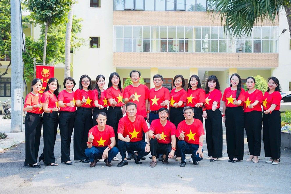 z65543461225921c3da3014cd2f36fb866fdfd40014862_iznc Ứng Hoà: Rực rỡ màu cờ sắc áo mừng 50 năm ngày Giải phóng miền Nam, thống nhất đất nước - ảnh 1