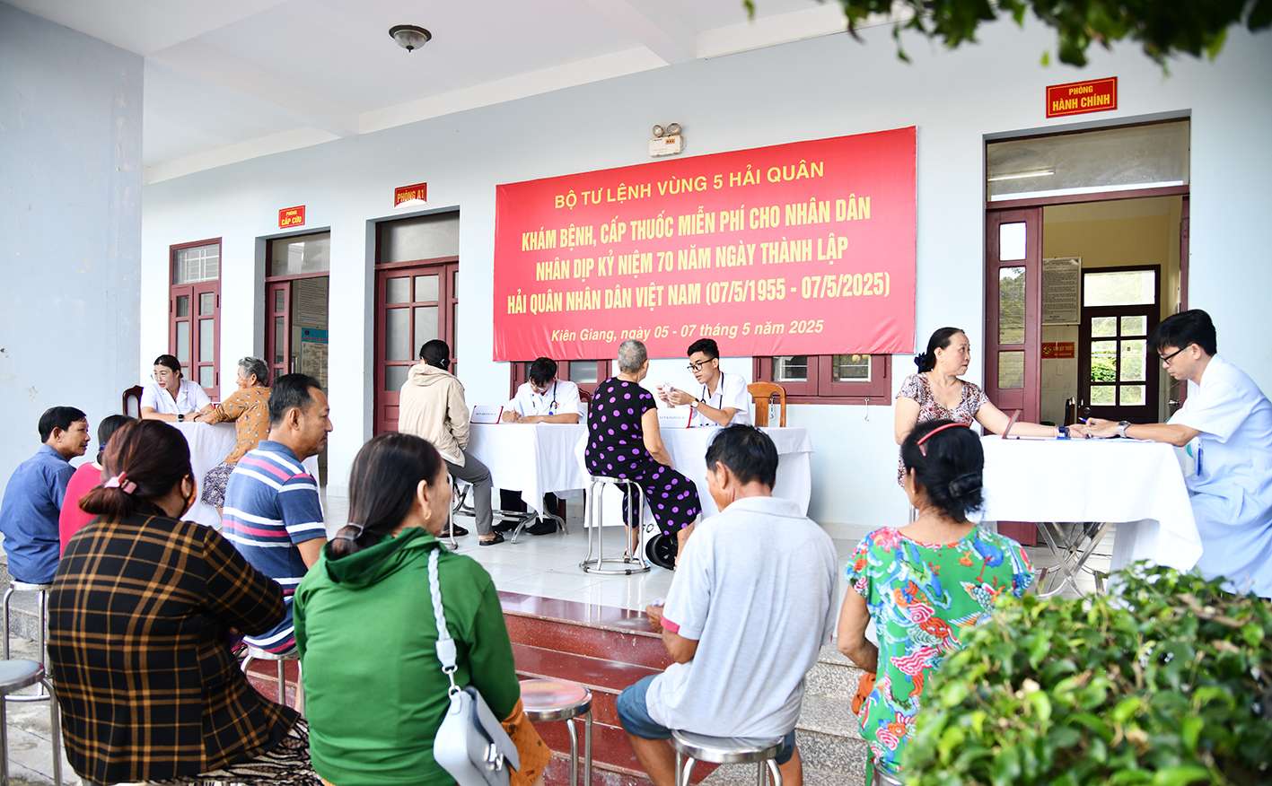 Chủ tịch nước Lương Cường trao Huân chương Hồ Chí Minh tặng Quân chủng Hải quân