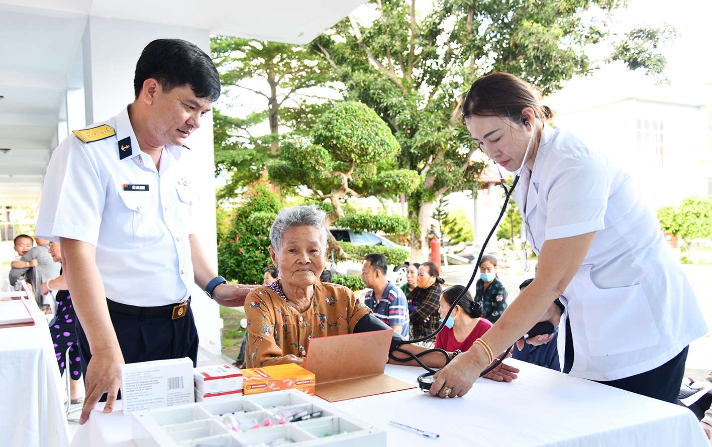 Chủ tịch nước Lương Cường trao Huân chương Hồ Chí Minh tặng Quân chủng Hải quân