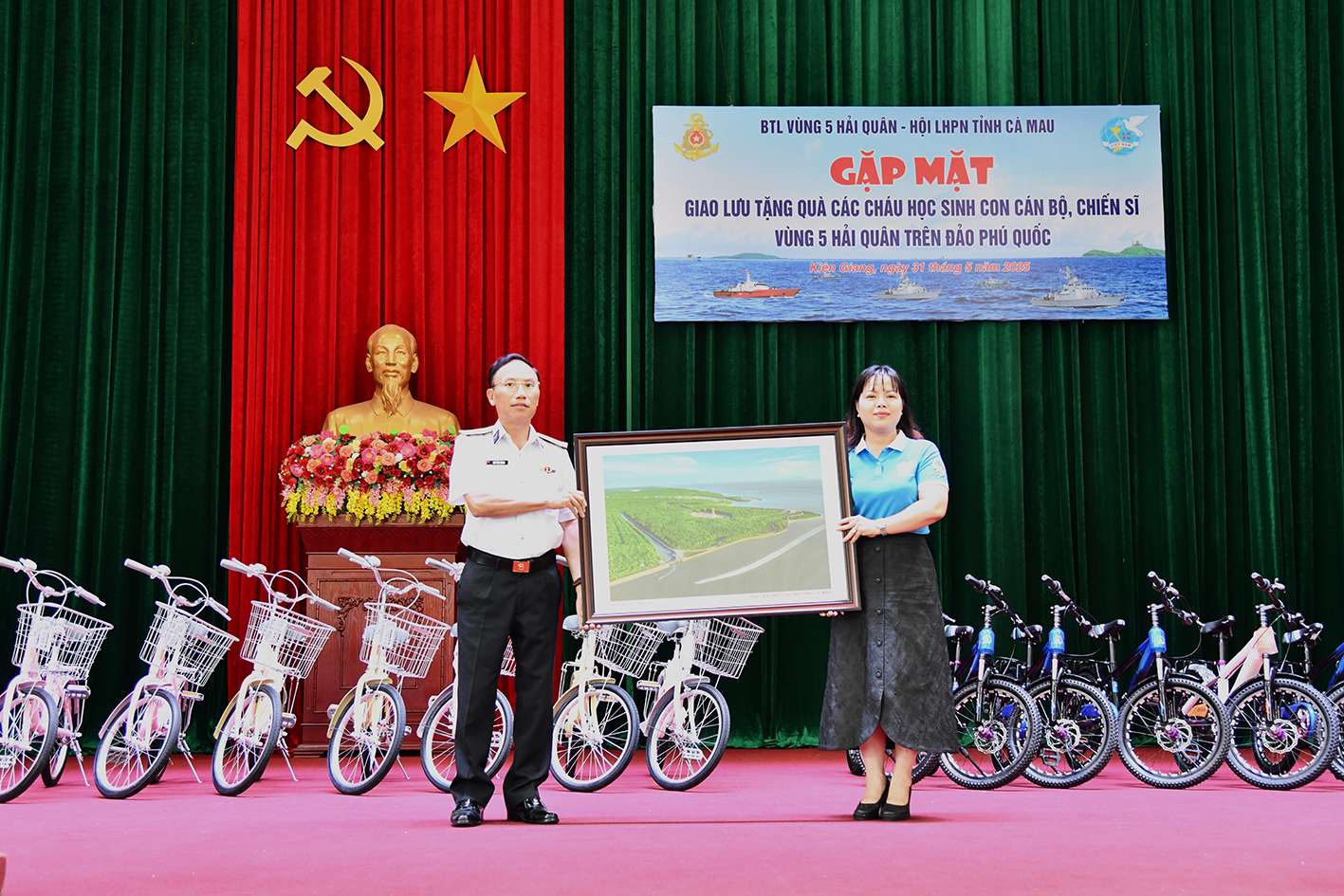 Hội Liên hiệp phụ nữ tỉnh Cà Mau mang yêu thương đến đảo xa