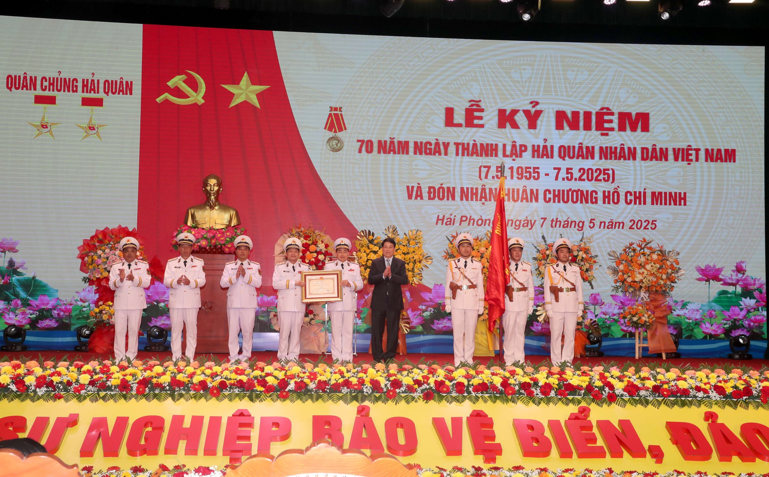Chủ tịch nước Lương Cường trao Huân chương Hồ Chí Minh tặng Quân chủng Hải quân