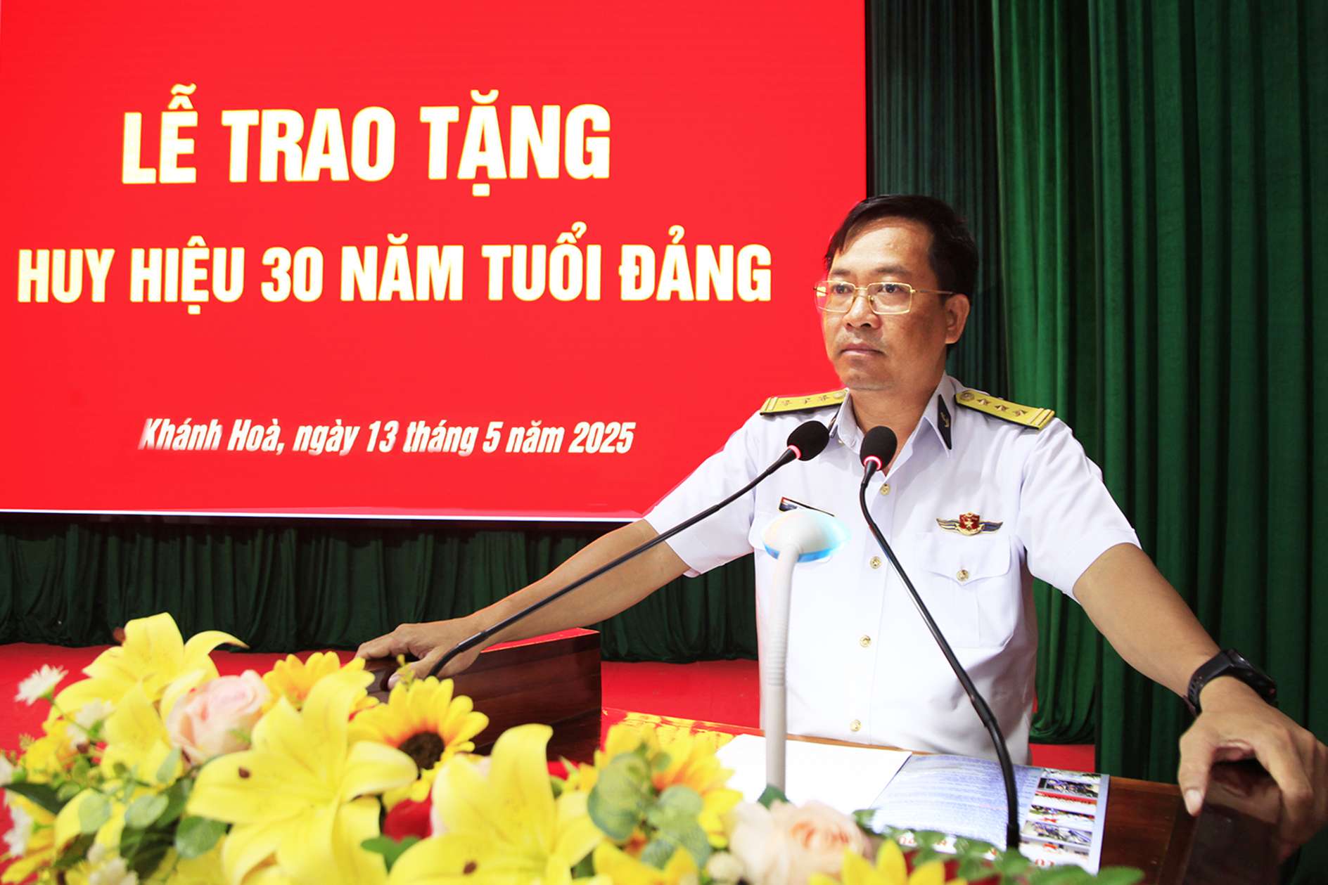 Đảng bộ Lữ đoàn 162, Vùng Hải quân trao tặng Huy hiệu 30 năm tuổi Đảng