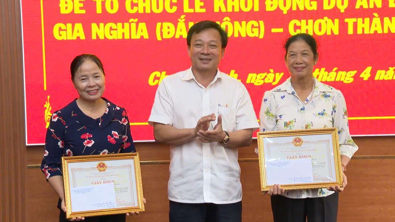 Bình Phước: Gia đình Hội viên phụ nữ Nha Bích có thành tích xuất sắc trong công tác giải phóng mặt bằng xây dựng đường cao tốc Bắc – Nam phía Tây đoạn Gia Nghĩa (Đắk Nông) – Chơn Thành (Bình Phước).