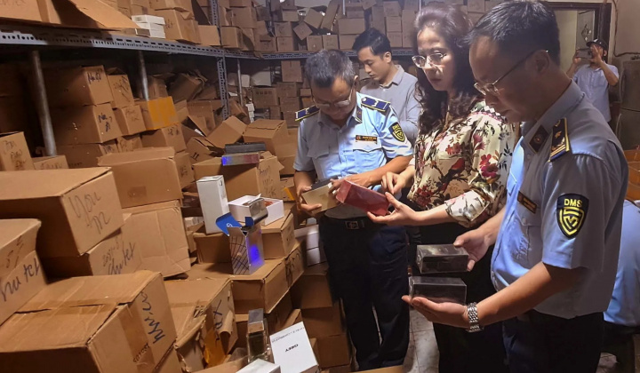 Quản lý thị trường Hà Nội triệt phá kho hàng mỹ phẩm, nước hoa giả mạo các thương hiệu lớn