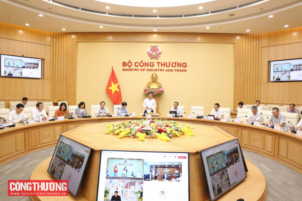 Triển khai chỉ đạo của Thủ tướng Chính phủ về việc thúc đẩy triển khai các thỏa thuận thương mại hướng tới cân bằng cán cân thương mại giữa Hoa Kỳ và Việt Nạm, chiều ngày 07/5/2025, tại trụ sở Bộ Công Thương, Bộ trưởng Bộ Công Thương, Trưởng Đoàn đàm phán Chính phủ Nguyễn Hồng Diên đã chủ trì buổi làm việc với các Tập đoàn, Tổng công ty, các doanh nghiệp lớn của Việt Nam,