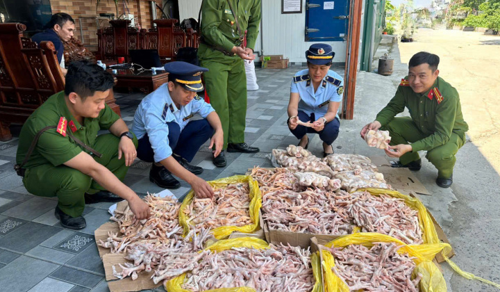 Nghệ An: Phát hiện gần 500kg chân gà, đuôi lợn đông lạnh không đảm bảo an toàn thực phẩm