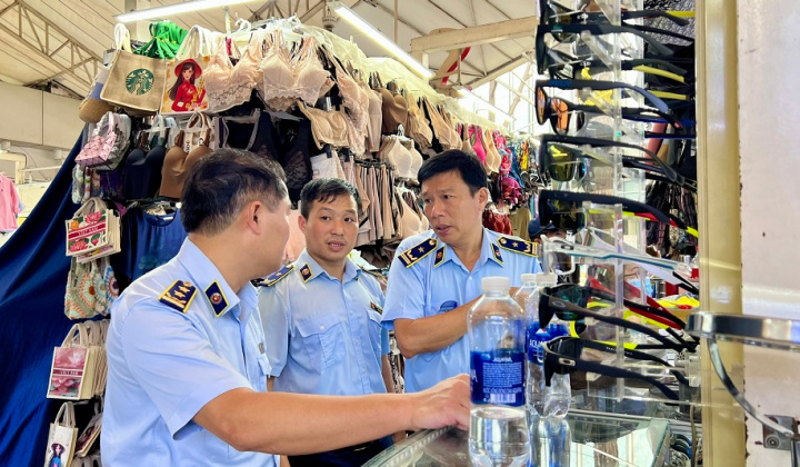 Thu giữ hàng nghìn sản phẩm giả mạo hàng chính hãng tại Trung tâm Thương mại Saigon Square.