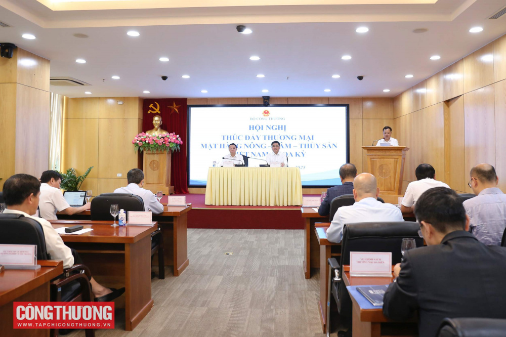 Bộ trưởng Bộ Công Thương Nguyễn Hồng Diên và Bộ trưởng Bộ Nông nghiệp & Môi trường Đỗ Đức Duy đồng chủ trì hội nghị.