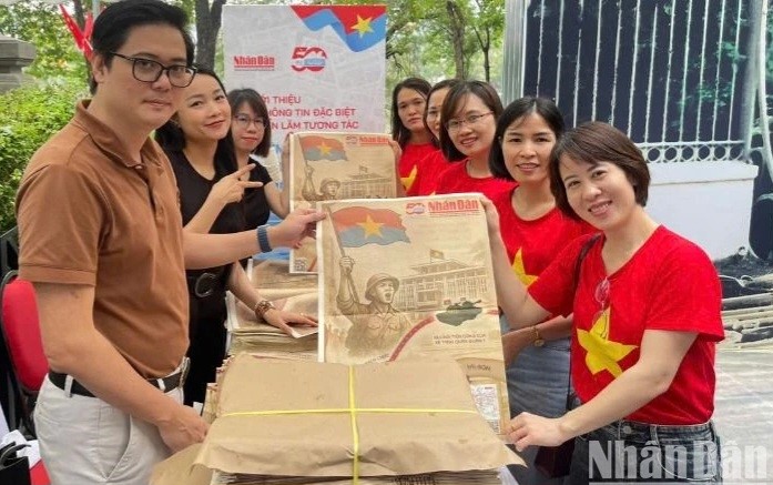 ndobrz6559109021695-749fc03231c778ead5a8cc8dfdcf4f1b-6598-341-4955-4694_jpg_pxbo Người dân về Thủ đô nhận phụ san kỷ niệm ngày thống nhất - ảnh 1