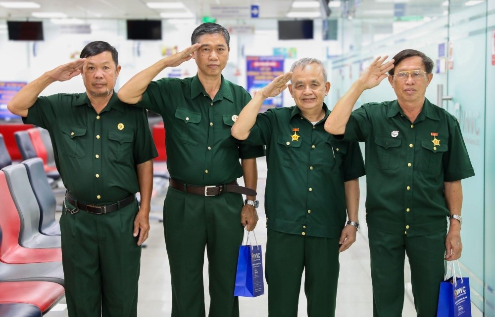 phu_uwek Những mũi vắc xin ấm tình đồng đội - ảnh 1