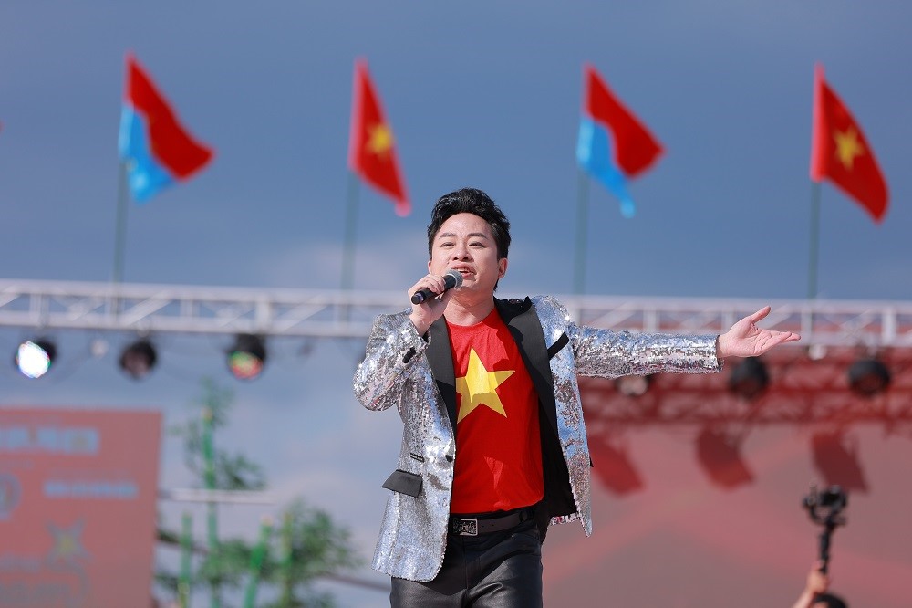 Tùng Dương khiến hàng ngàn khán giả xúc động làm điều này khi hát Quốc ca tại Nhật Bản  - ảnh 1
