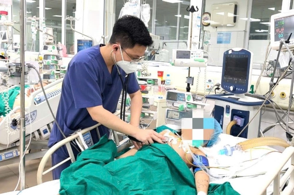z655898991185321c91230a5ee1e2f30d1caae976396ce_tfhu Bé gái 7 tuổi nguy kịch vì uốn ván sau khi bị thanh gỗ đâm vào chân - ảnh 1