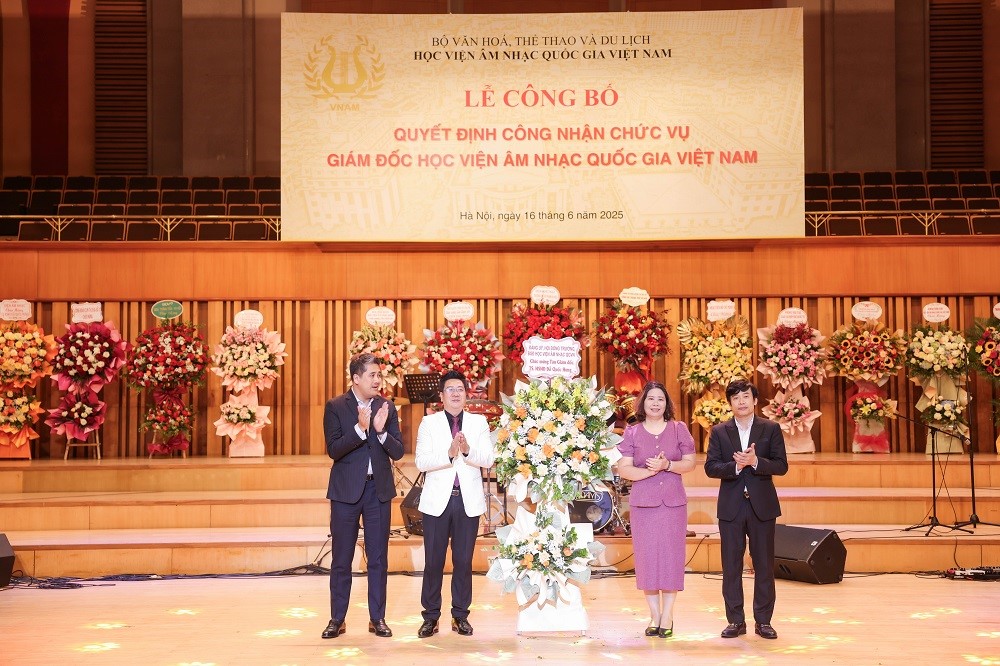086a3793_kwsm Tân Giám đốc Học viện Âm nhạc Quốc Gia- TS. NSND Đỗ Quốc Hưng tri ân mẹ trong lễ nhậm chức - ảnh 1