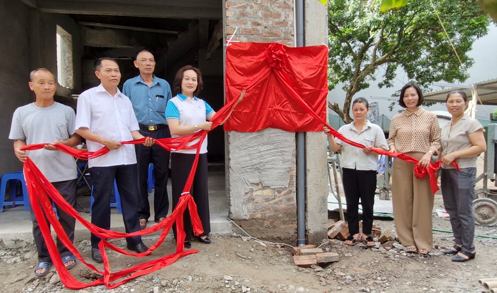 20250618092942_jsxr Hội LHPN Hà Nội trao kinh phí hỗ trợ xây dựng Mái ấm tình thương - ảnh 1
