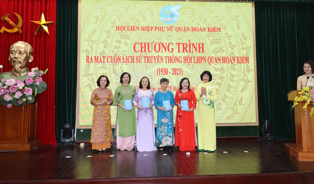 3_doeu Hội LHPN quận Hoàn Kiếm: Ra mắt cuốn lịch sử truyền thống Hội LHPN quận Hoàn Kiếm (1930-2021) - ảnh 1