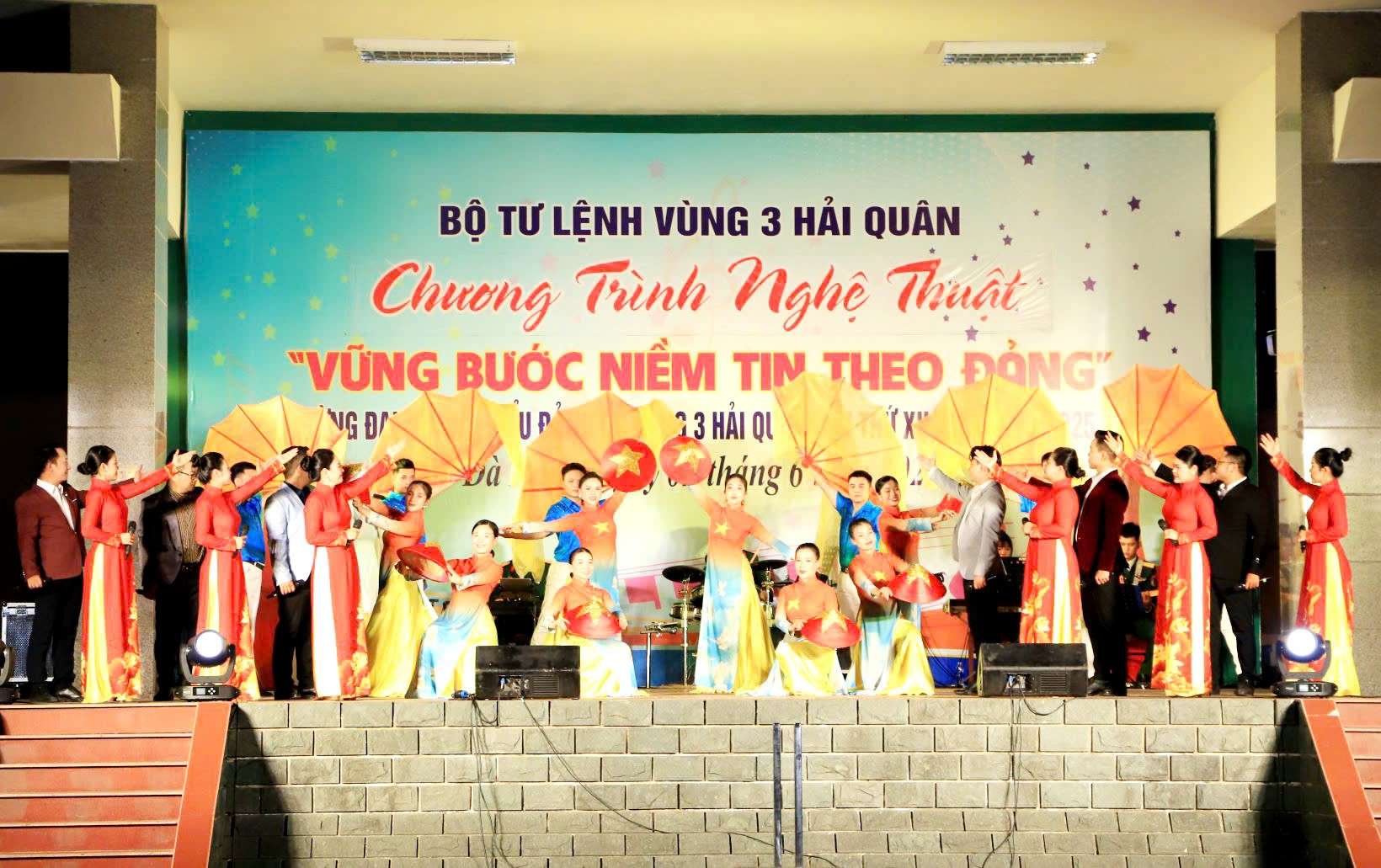 Chương trình nghệ thuật “Vững bước niềm tin theo Đảng” tại Vùng 3 Hải quân