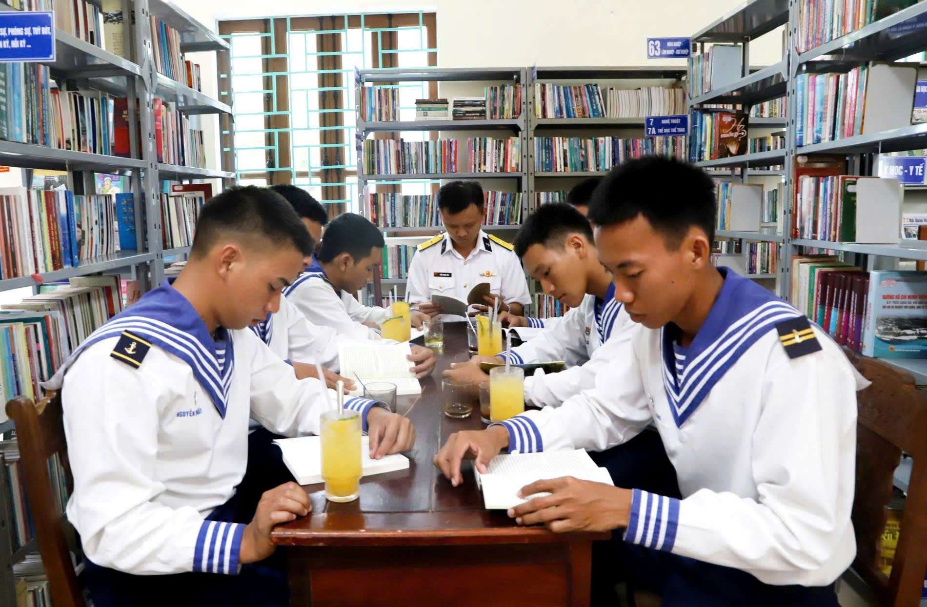 Vùng 3 Hải quân ra mắt mô hình “Thư viện cà phê sách”