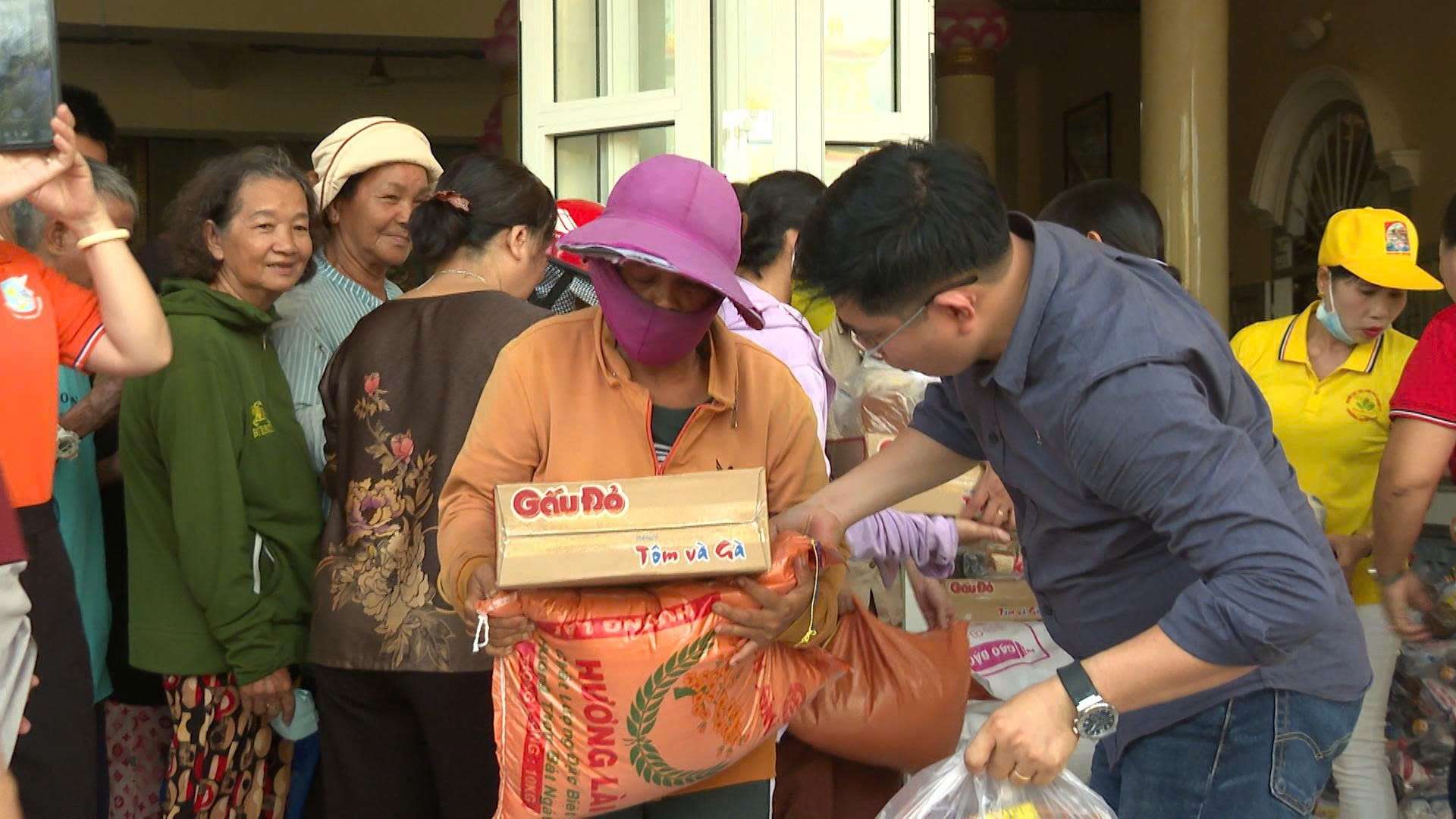 Bình Phước: Hội liên hiệp phụ nữ thị xãChơn Thành trao tặng 250 phần quà cho người dân khó khăn