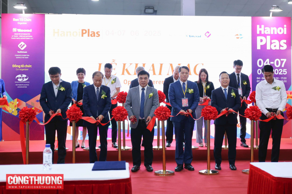 hon-200-doanh-nghiep-tham-gia-trien-lam-quoc-te-ve-may-moc-cong-nghiep-nganh-nhua-va-cao-su_684023bf177c2 Sáng 04/6/2025, tại Hà Nội, Triển lãm Quốc tế lần thứ 13 về máy móc công nghiệp ngành Nhựa và Cao su (HanoiPlas) đã chính thức được khai mạc với sự tham gia của hơn 200 doanh nghiệp đến từ 11 quốc gia và vùng lãnh thổ.